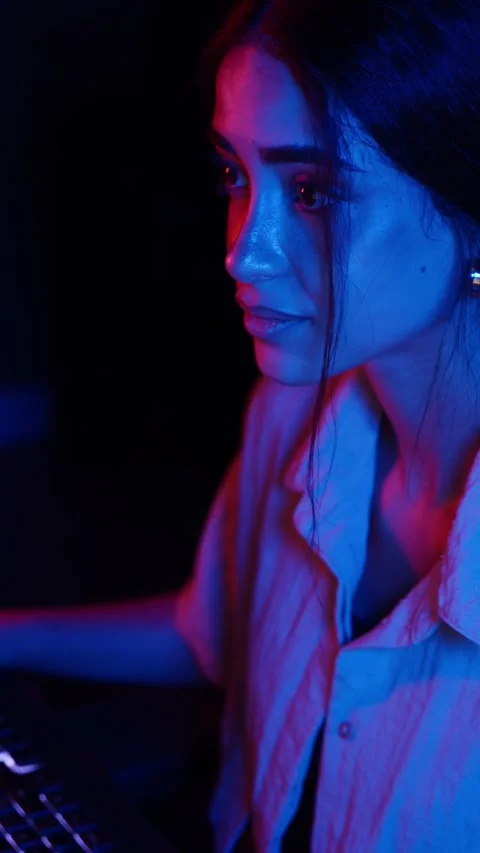 Female hacker typing on laptop keyboard in the dark 스톡 동영상 344392324