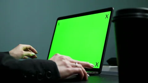 Female hand on a computer mouse. close-up. chromakey 스톡 동영상 165420410