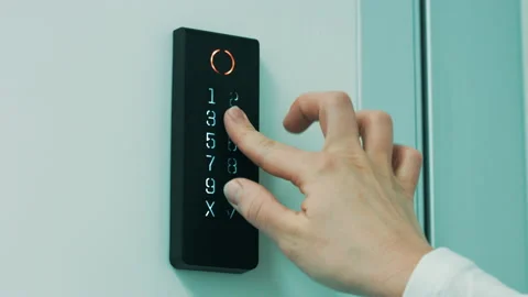 Female hand entering a numeric code Vídeos de archivo 165085235