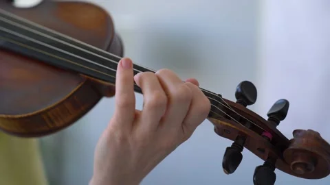 Female hand Learning Different Vibrato Techniques. Playing the violin. Video stock 155111419