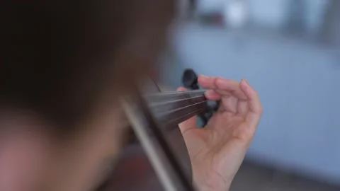 Female hand Learning Different Vibrato Techniques. Playing the violin. Video stock 155111499