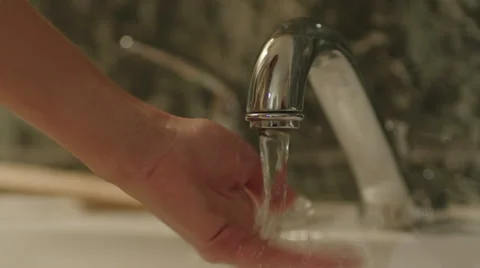 Female Hand Open And Close Bath Faucet. Vídeo Stock 45017495