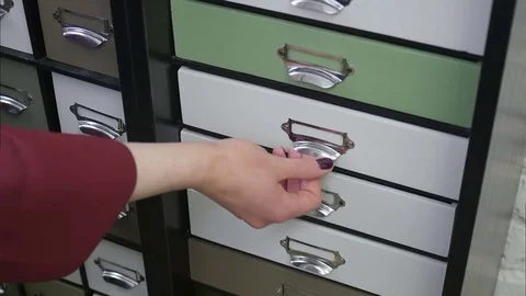 Female hand opens box with various bottles of beads placed there Vidéo 73497857