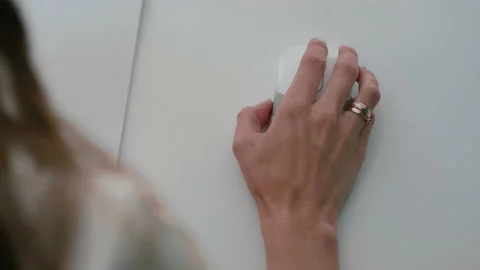 Female hand scroll white mouse close-up 库存影片 171847824
