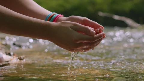 Female Hand Touching River Flow. Hands With Pure Spring Water. Crystal Clea.. Stockbeeldmateriaal 342627467