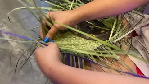 Female hand weaving skill using dried and dyed fragrant screwpine or vanilla  Vídeo Stock 290870661