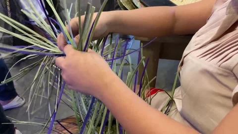 Female hand weaving skill using dried and dyed fragrant screwpine or vanilla  Vídeo Stock 290870716