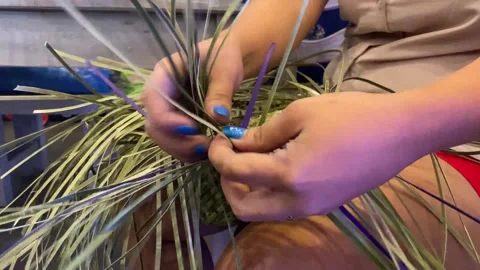 Female hand weaving skill using dried and dyed fragrant screwpine or vanilla  Vídeo Stock 290870741