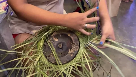 Female hand weaving skill using dried and dyed fragrant screwpine or vanilla Vídeo Stock 290870770