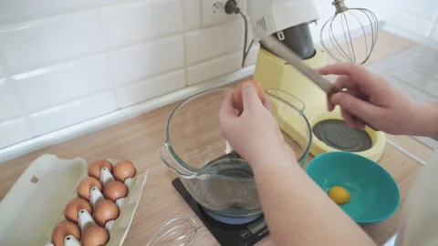 Female hands break the egg with a knife and separate the yolk from the protein Vídeo Stock 132068089