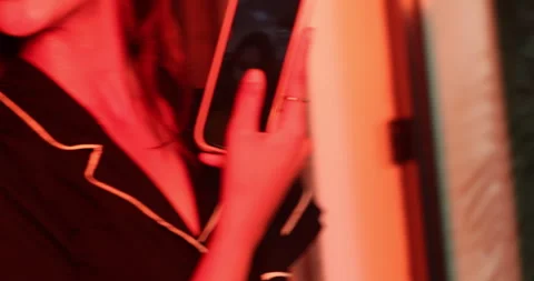 Female hands with cell phone 库存影片 339056729