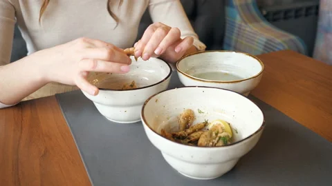 Female hands cleans and eats shrimp in a restaurant Video stock 103450137