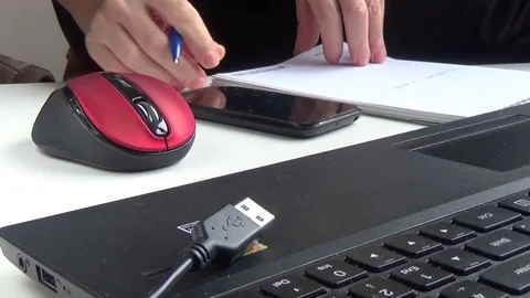 Female hands, computer, calculator and notepad 库存影片 76275086