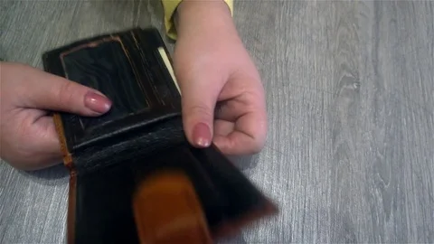 Female hands hold dollar bills from her purse and puts them back into the purse Vídeo Stock 83286046