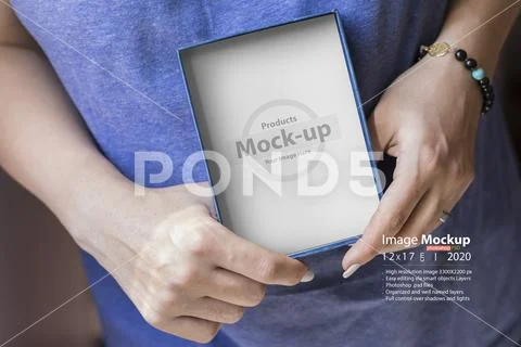 Female hands holding a gift box mock-up series PSDテンプレート