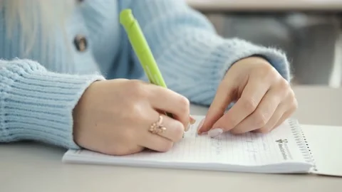 Female hands holding a pen write words in a diary. Vidéo 220062256