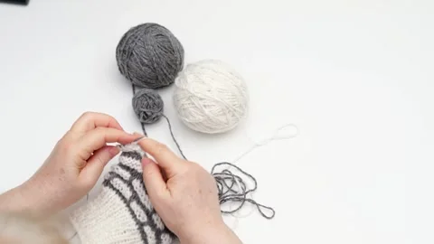 Female hands knitting close-up 스톡 동영상 286969574