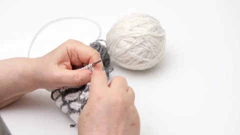 Female hands knitting close-up 스톡 동영상 287433923