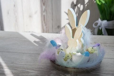Female hands making egg shell handmade decoration for Easter holiday. Tutorial Foto stock