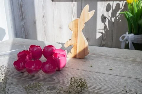 Female hands making egg shell handmade decoration for Easter holiday. Tutorial 스톡 사진
