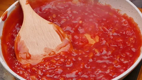 Female hands making tomato sauce for homemade pizza in a saucepan in kitchen. Vídeo Stock 158668593