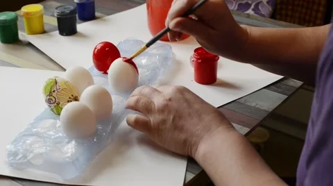Female hands paint the Easter eggs Video stock 61243938