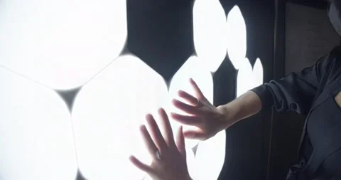 Female hands playing with an interactive touch light panel. art therapy or Vidéo 159566429