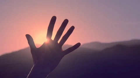 Female hands playing with sun light, against the sky pass sun beams. Vídeos de archivo 110854403