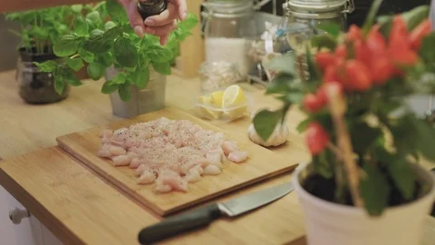 Female hands prepare meat. Video stock 118948415