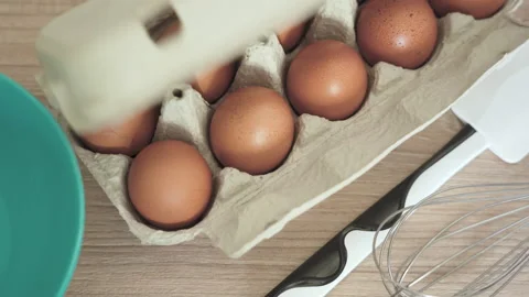 Female hands put a box of eggs on the table and take one egg from a box Vidéo 132067566