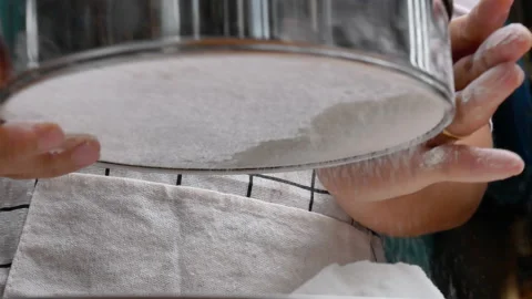 Female hands sifting flour with filter into a container to make pizza dough. Vídeos de archivo 158665079