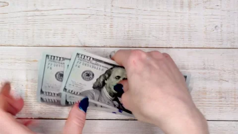 Female Hands Stacking Hundred Dollar Banknotes Vídeo Stock 342065184