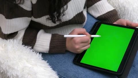 Female hands tablet with green screen Video stock 268404500