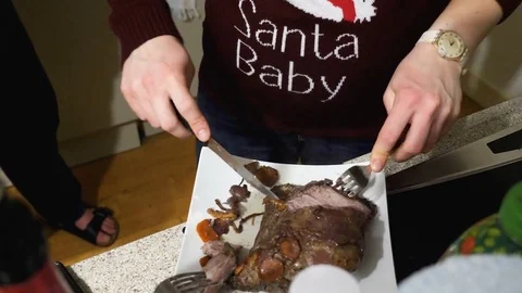 Female hands trying roasted beef cutting it by fork and knife on busy kitchen Vídeos de archivo 83919566