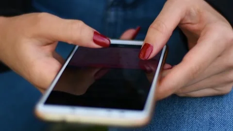 Female hands typing a text message on a white cell phone in slow motion Vídeos de archivo 149545773