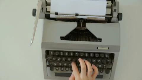 Female hands typing on typewriter 库存影片 89192709