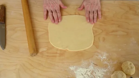 Female hands using dough roller to flatten the piece of dough Vídeos de archivo 255244808