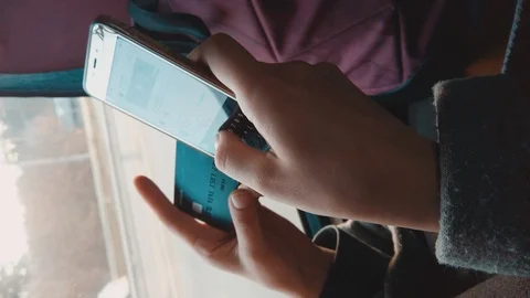 Female hands using mobile to pay with credit card. Female hands holding cell pho Видео 123309828