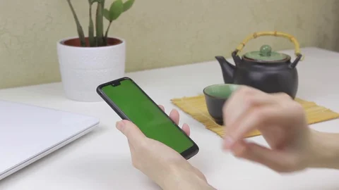 Female hands using a smartphone with green screen Stock Footage 127838288