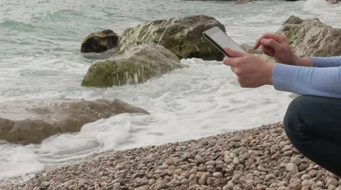 Female Hands Using Touch Pad By Sea Vídeo Stock 47587487