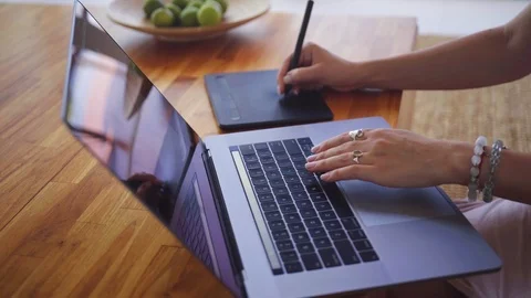 Female hands working on computer and drawing pad Vídeo Stock 104200993