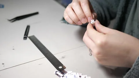 Female hands working on a craft project Vidéo 274180461