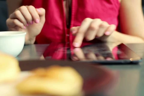 Female hands working with tablet in the cafe NTSC Vídeo Stock 39405057
