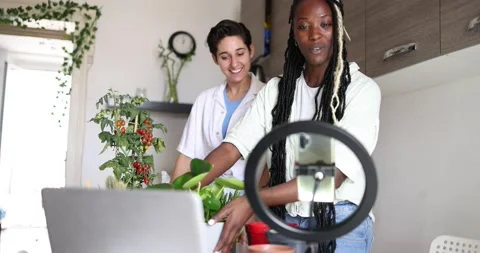 Female influencers filming tutorial on potted plants Vídeos de archivo 203876051