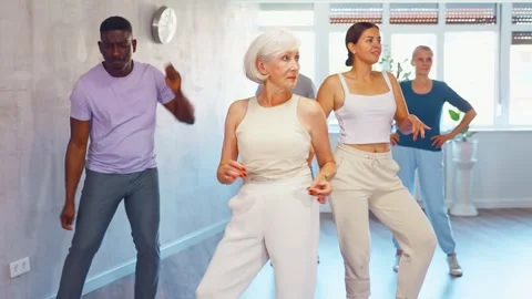 Female instructor teaches senior students of different ages basic movements of Video stock 253137725