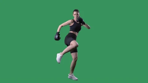 Female kick boxer doing high kicks in slow motion. Full body on green screen Vídeo Stock 150258582