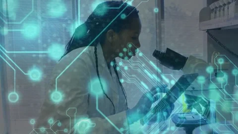 Female lab tech placing slide on microscope, adjusting focus for analysis, Vidéo 330463261