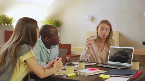 Female leader presenting code to diverse cowokers Video stock 142543424