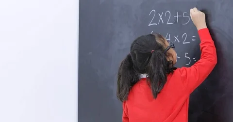 Female little student solving a math problem Vídeos de archivo 86993006