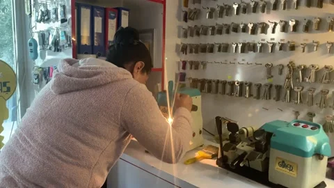 Female locksmith is making a key duplicate Vidéo 148144998